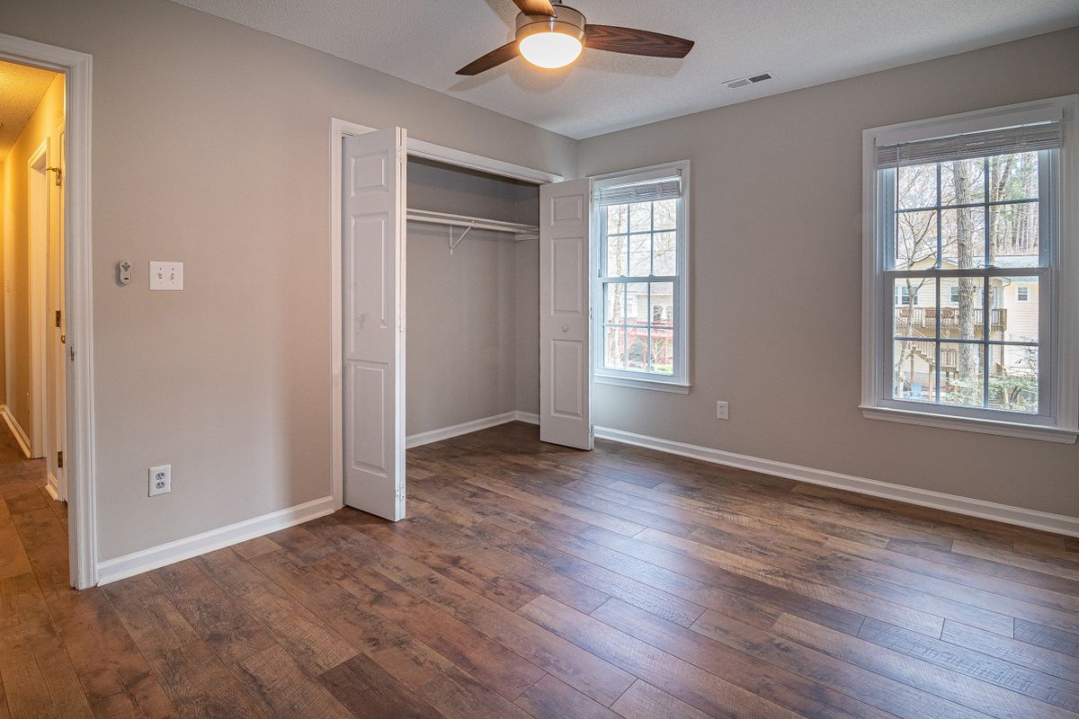 Bedroom with standard US wall outlets and a ceiling fan